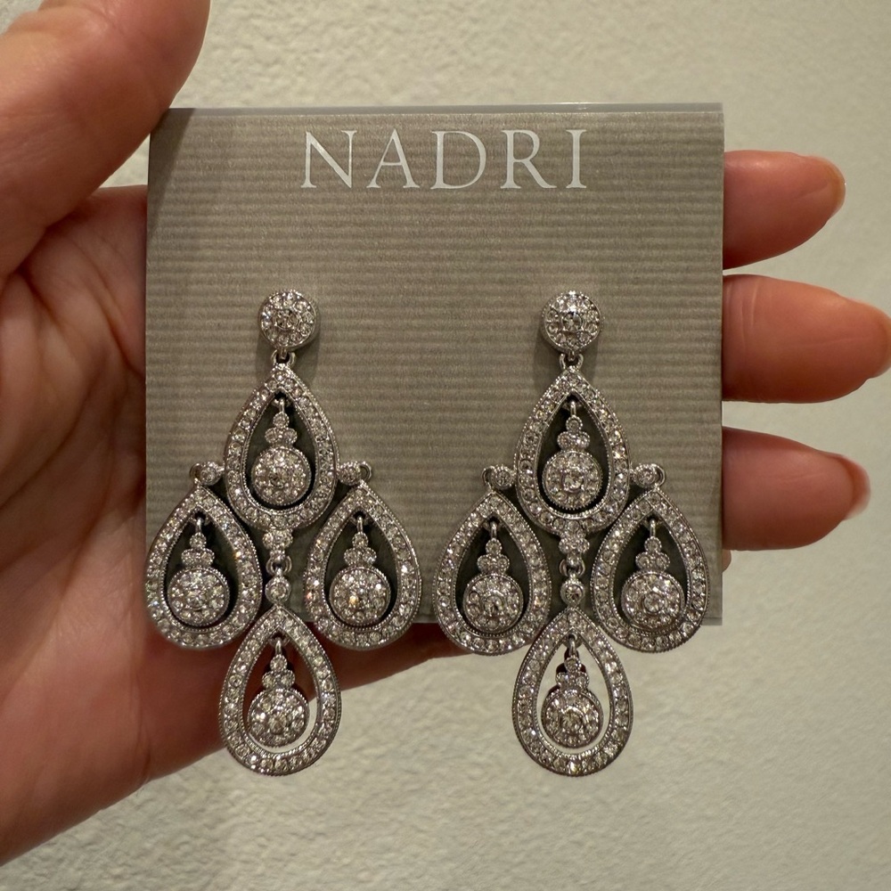 NADRI – Open Teardrop Chandelier Earrings
RHODIUM PLATED / OS